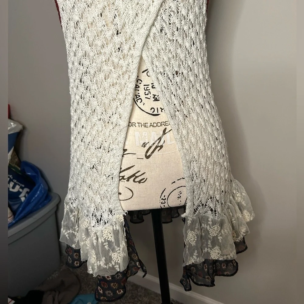 5/$25 BKE women’s sleeveless crocheted mixed media top size medium - Picture 10 of 11